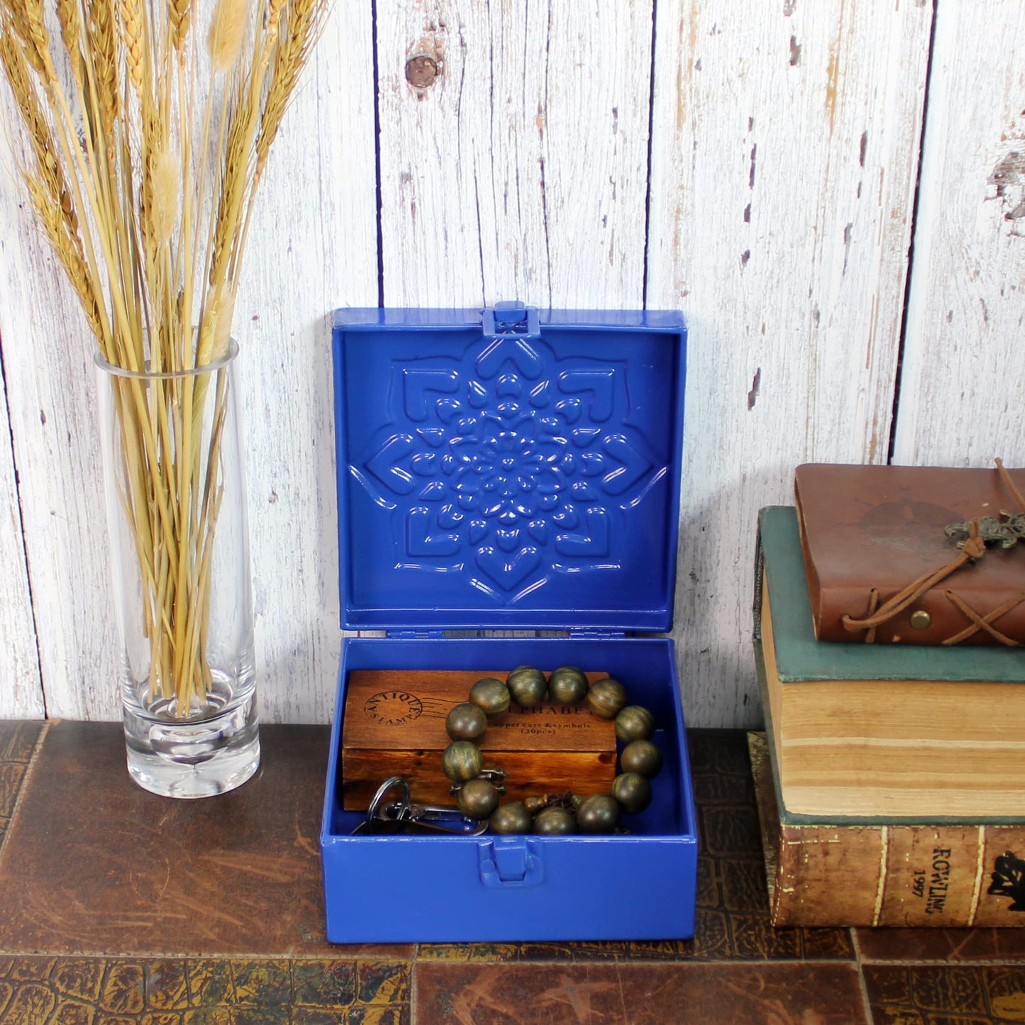 CVHOMEDECO. Rustic Metal Decorative Box Vintage Galvanized Storage Box with Lid and Hinged Square Stash Boxes for Photos, Jewelry, Keepsake and Gifts. Blue