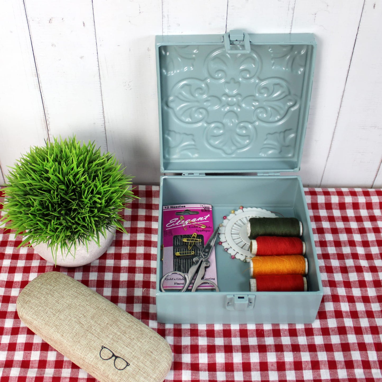 CVHOMEDECO. Rustic Metal Decorative Box Vintage Galvanized Storage Box with Lid and Hinged Square Stash Boxes for Photos, Jewelry, Keepsake and Gifts. Blue