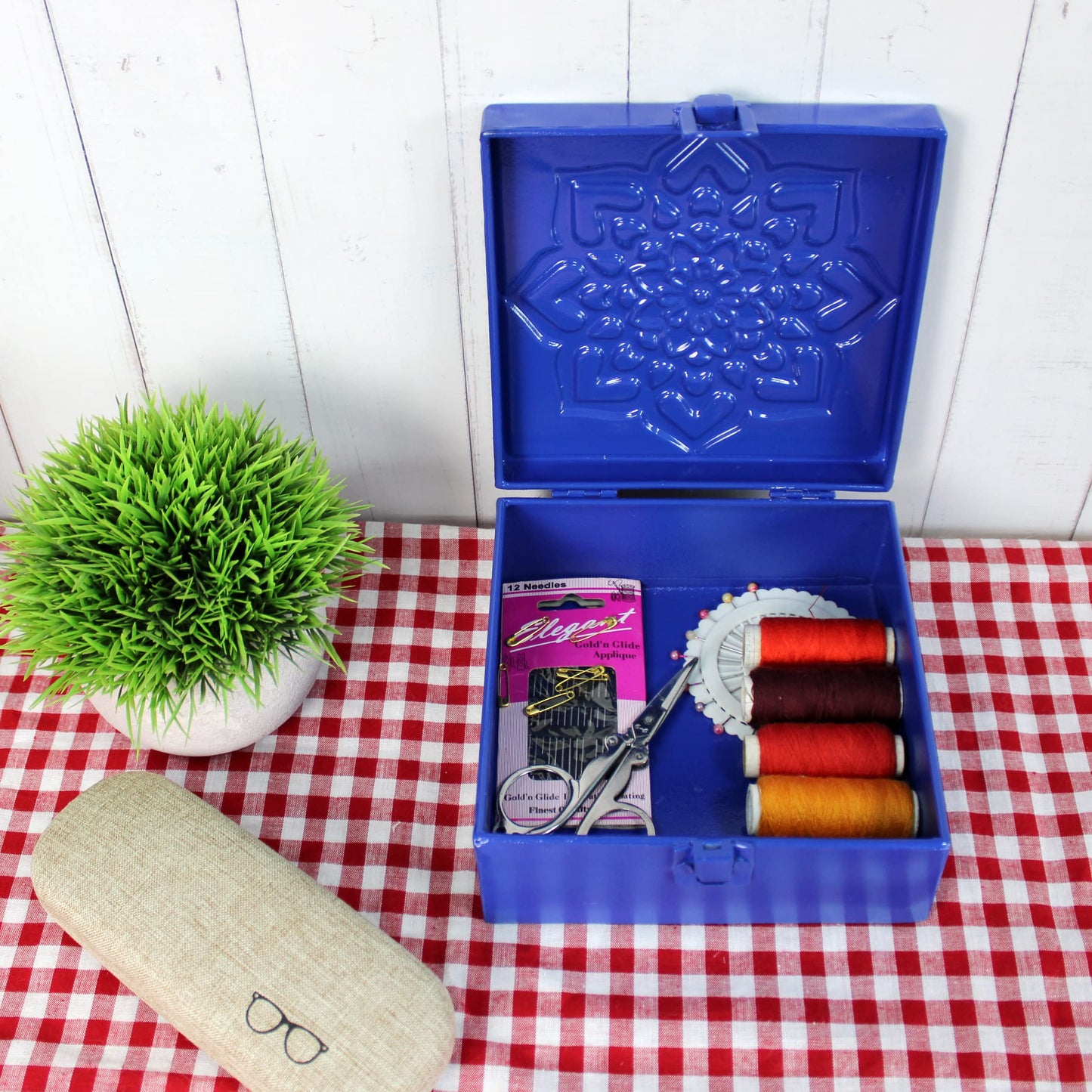 CVHOMEDECO. Rustic Metal Decorative Box Vintage Galvanized Storage Box with Lid and Hinged Square Stash Boxes for Photos, Jewelry, Keepsake and Gifts. Blue